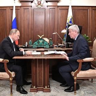 Президент РФ Владимир Путин и глава Росфинмониторинга Юрий Чиханчин (справа)