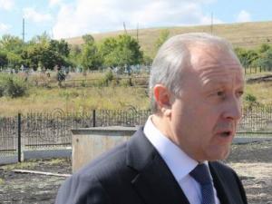Губернатор Валерий Радаев на фоне кладбища в поселке Алексеевка Хвалынского района