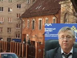 На фото - руководитель СУ СКР по Саратовской области Николай Никитин и дом на Комсомольской, 11