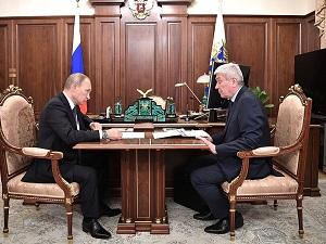 Президент РФ Владимир Путин и глава Росфинмониторинга Юрий Чиханчин (справа)